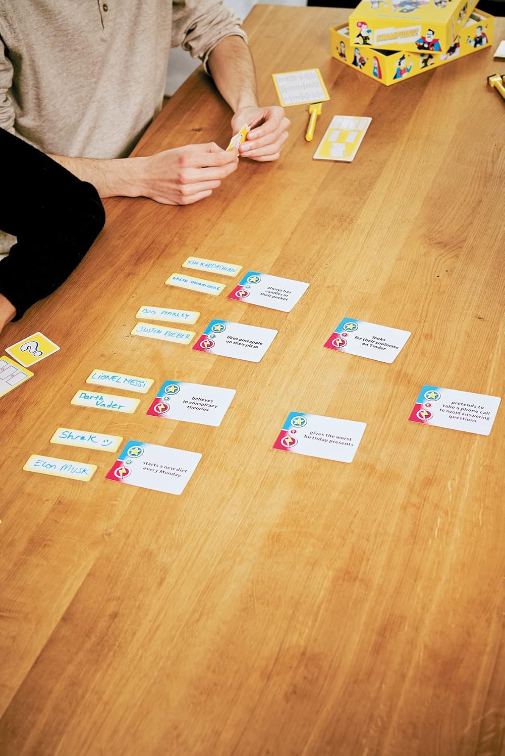 Asmodee - Champions! - Jeu d'Ambiance Adultes et Enfants dès 12 Ans -