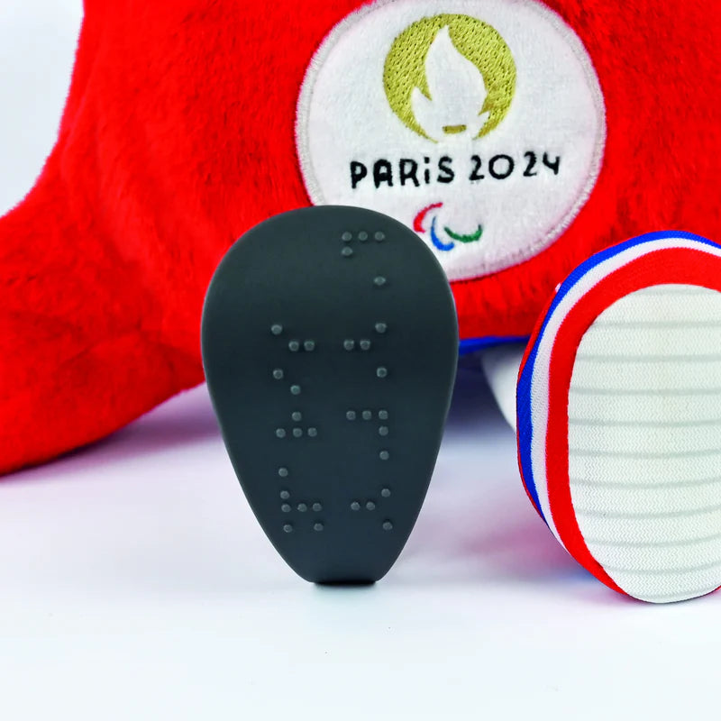 Doudou et Compagnie JO Paralympiques – Peluche Officielle des Jeux Paralympiques de Paris 2024 – Fabriqué en France – 30 cm – Peluche Articulée Extra Douce avec Bonnet Phrygien